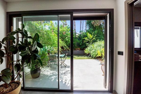 Chalet independiente en venta en Barrio La Dama de Noche-La Alzambra, Marbella photo 1