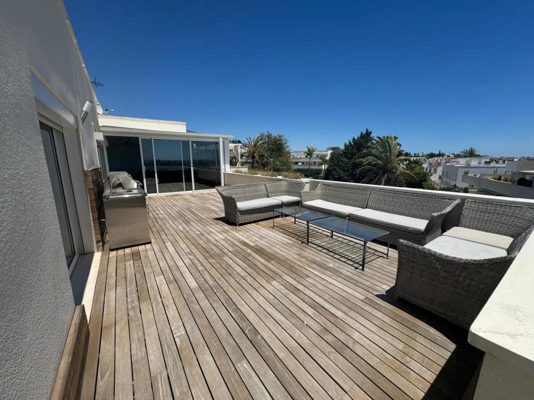 Sprzedaż poddasza w Urbanización Altos del Rodeo, Marbella photo 2
