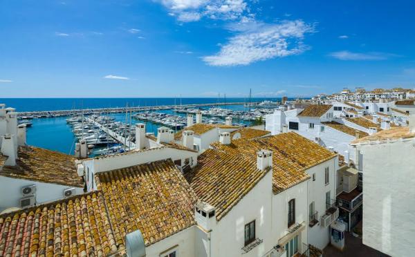 Apartment for sale in Barrio Puerto Banús, Marbella thumbnail 1