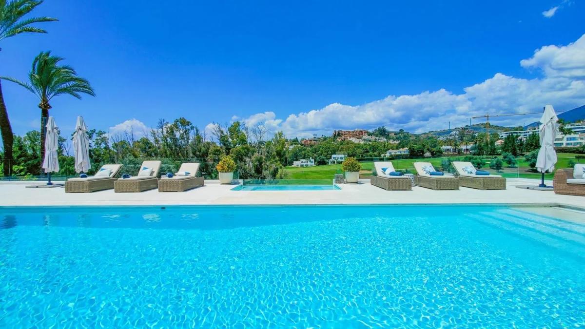Venta de chalet independiente en Barrio Los Naranjos, Marbella
photo 1