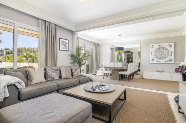 Duplex en venta en Barrio Los Naranjos, Marbella photo 1