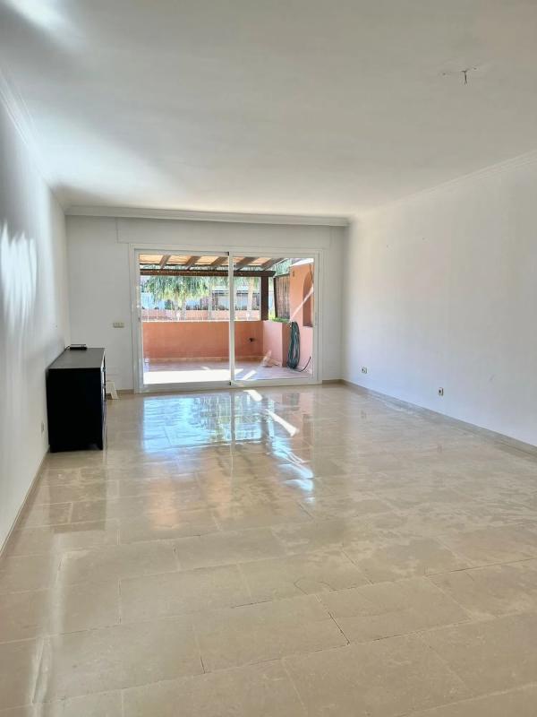 Venta de duplex en Calle Isabel de Valois s/n, Marbella photo 2