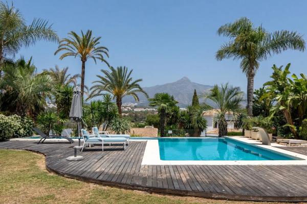Chalet independiente en venta en Barrio Las Brisas, Marbella photo 1