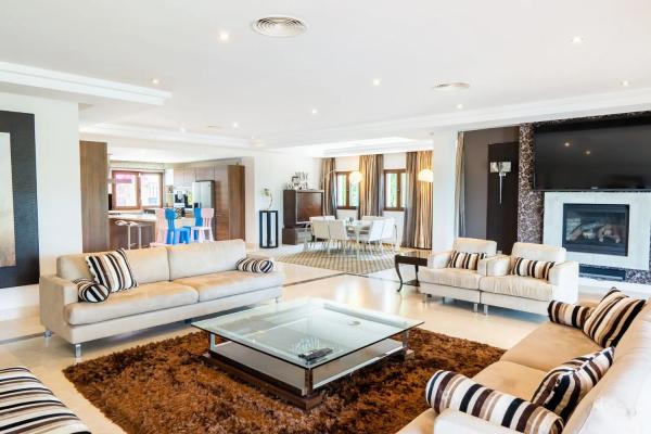 Chalet independiente en venta en Barrio Las Brisas, Marbella thumbnail 1