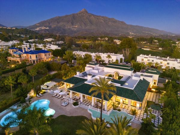 Chalet independiente en venta en Barrio Aloha, Marbella photo 1