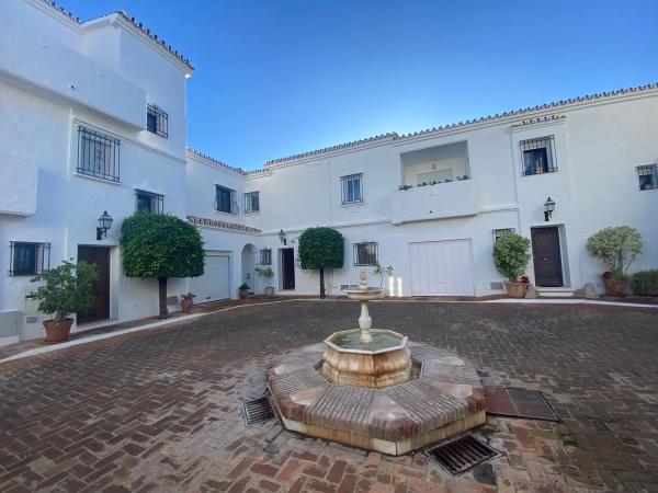 Chalet independiente en venta en Urbanizacion N Andalucia 1G, 43, Marbella photo 1
