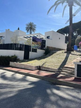 Chalet independiente en venta en Avenida del Prado, Marbella thumbnail 2