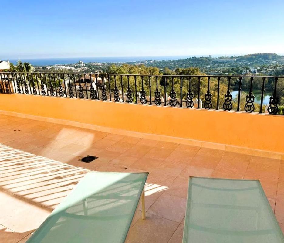 Penthouse sale in Barrio Los Naranjos, Marbella photo 1