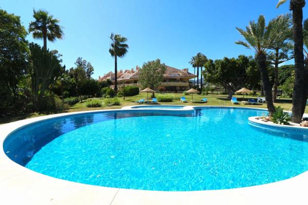 Penthouse for sale in  Avenida del Prado, Marbella photo 1