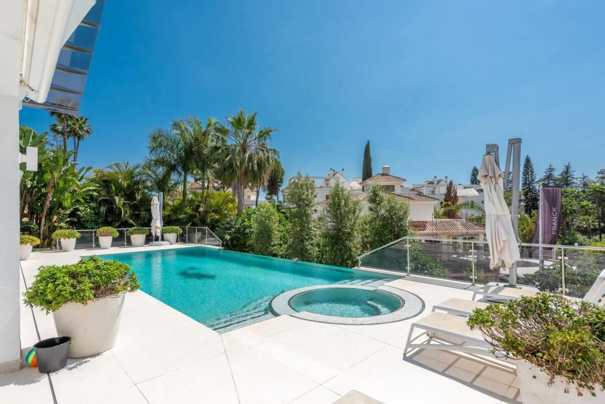 Venta de chalet independiente en Calle Orión, Marbella
photo 2