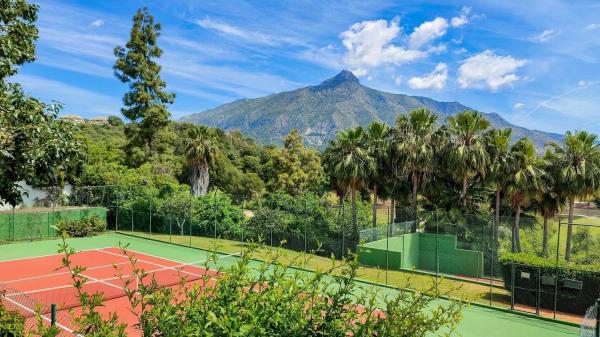 Chalet independiente en venta en Avenida del Norte, Marbella photo 1
