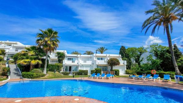 Chalet independiente en venta en Avenida del Norte, Marbella thumbnail 1