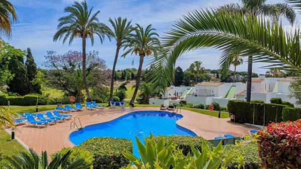 Chalet independiente en venta en Avenida del Norte, Marbella thumbnail 2