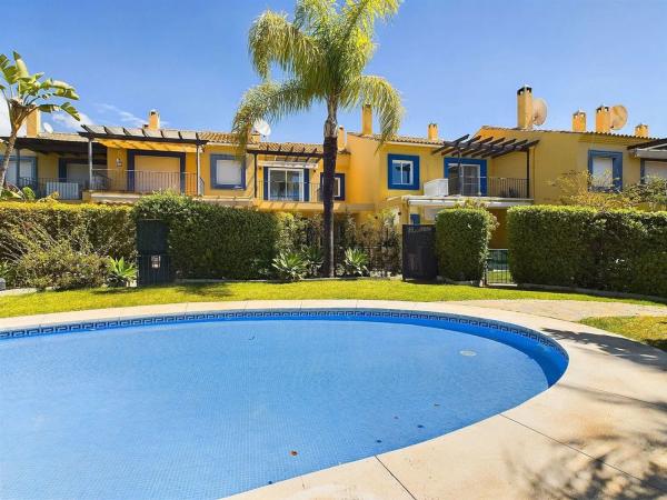 Chalet independiente en venta en Arrabal Pepina Norte, Marbella photo 1
