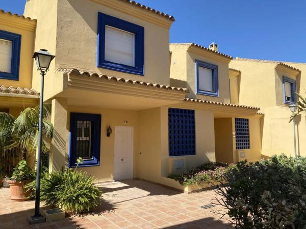 Chalet independiente en venta en Arrabal Pepina Norte, Marbella thumbnail 1