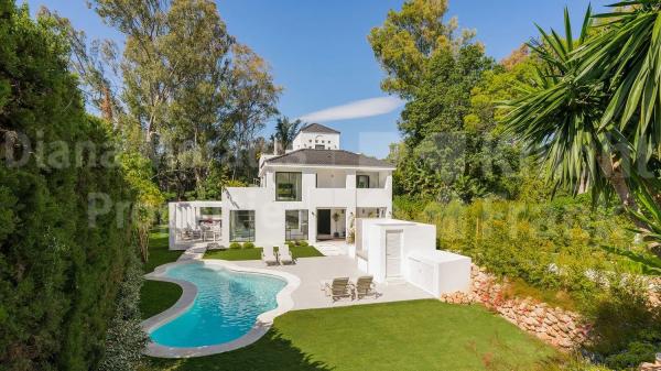 Chalet independiente en venta en Barrio Las Brisas, Marbella photo 1