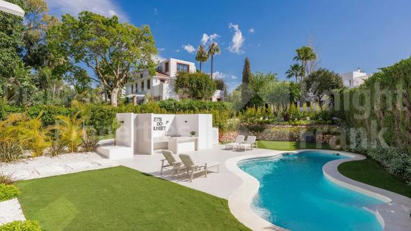 Chalet independiente en venta en Barrio Las Brisas, Marbella thumbnail 1