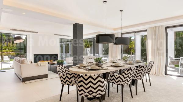 Chalet independiente en venta en Barrio Las Brisas, Marbella thumbnail 2