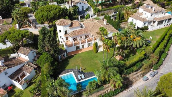 Chalet independiente en venta en Barrio Puerto Banús, Marbella thumbnail 1
