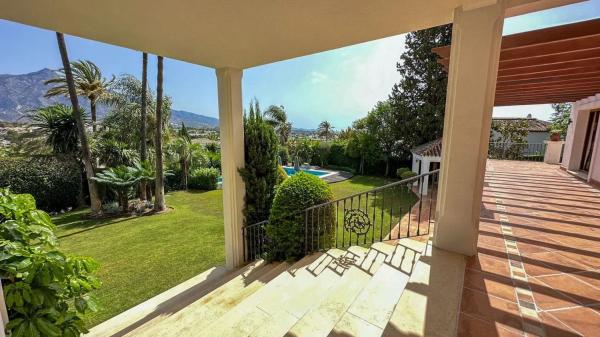 Chalet independiente en venta en Barrio Puerto Banús, Marbella thumbnail 2