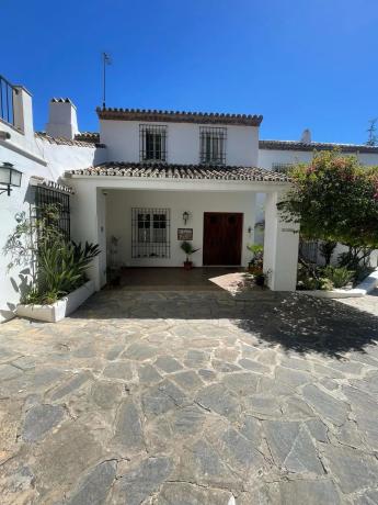 Detached villa for sale in  Barrio Las Brisas, Marbella photo 2