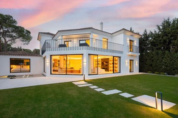 Chalet independiente en venta en Avenida de los Girasoles, Marbella thumbnail 1