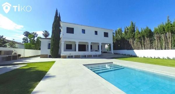 Chalet independiente en venta en Barrio Las Brisas, Marbella photo 1