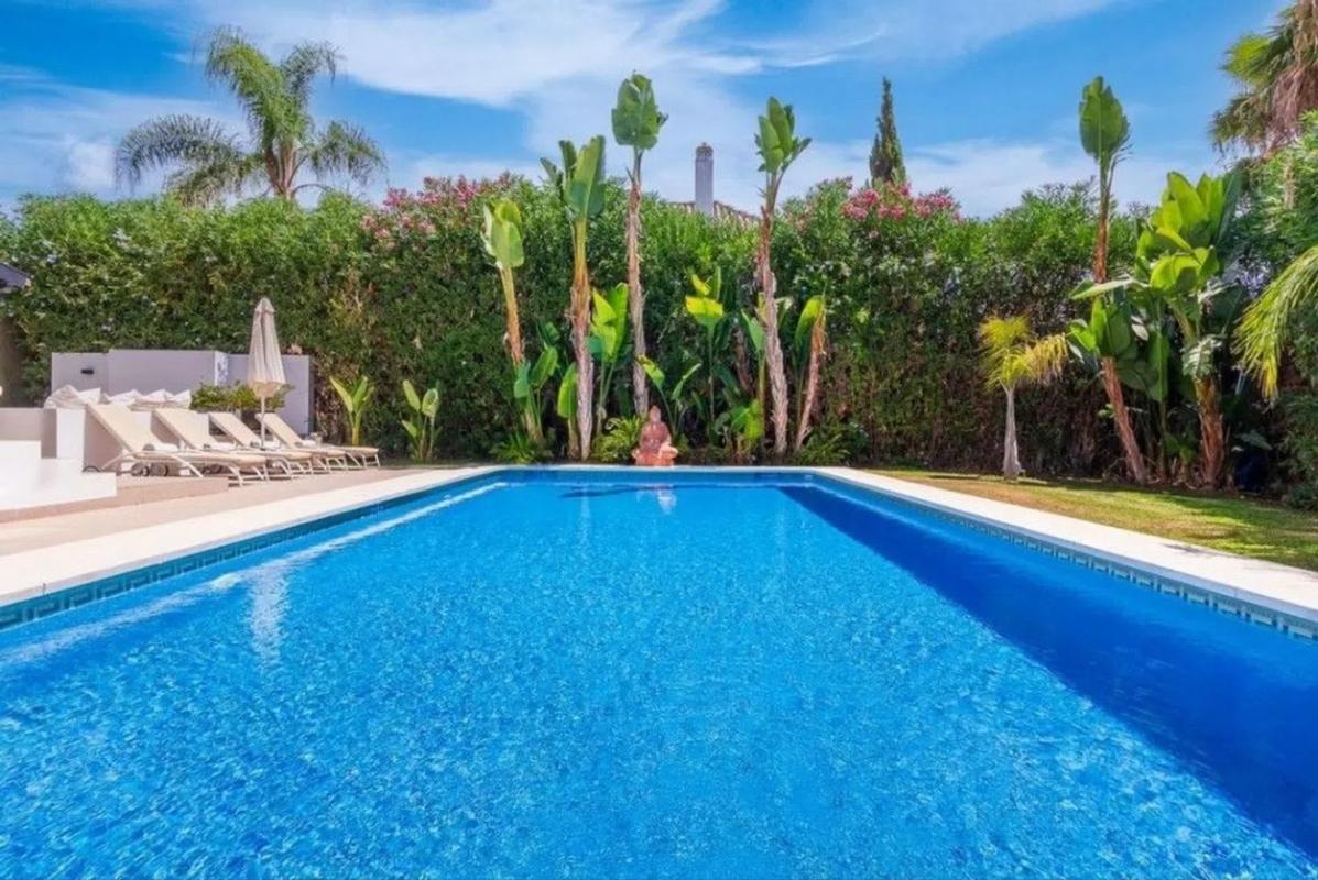 Venta de chalet independiente en Barrio Los Naranjos, Marbella
photo 1