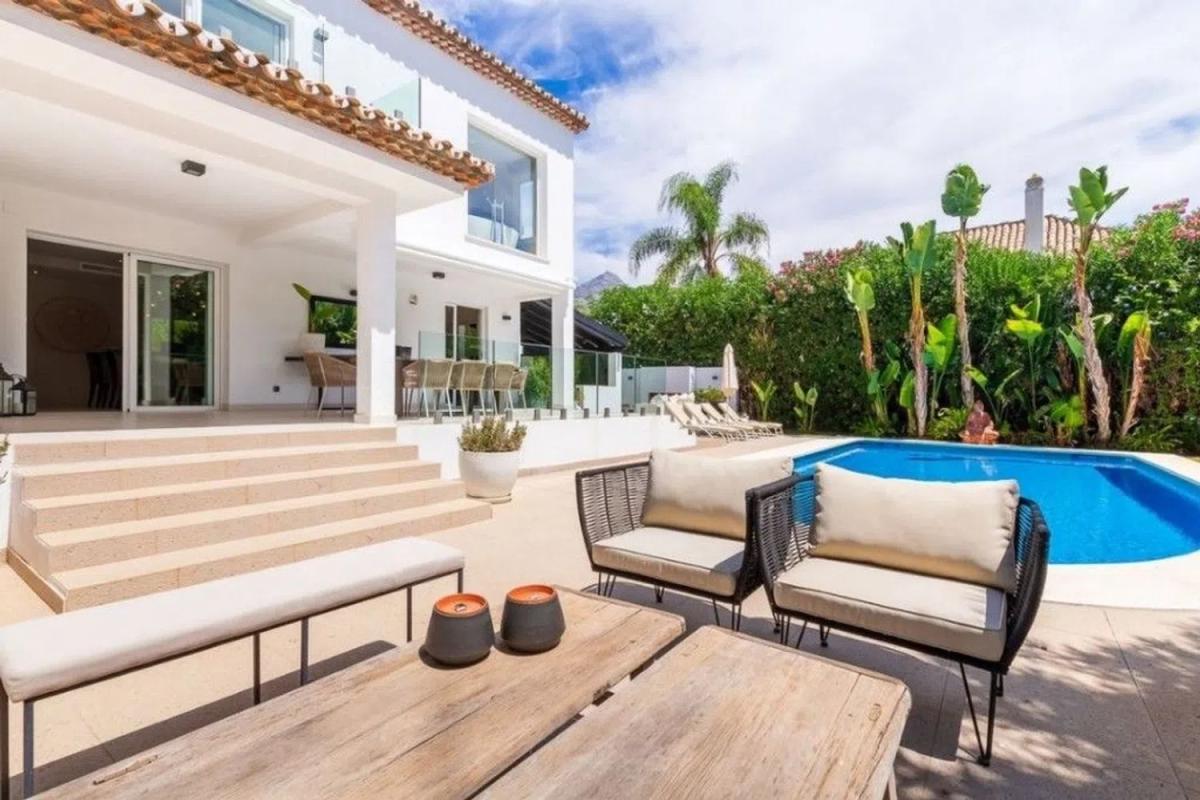 Venta de chalet independiente en Barrio Los Naranjos, Marbella
photo 2