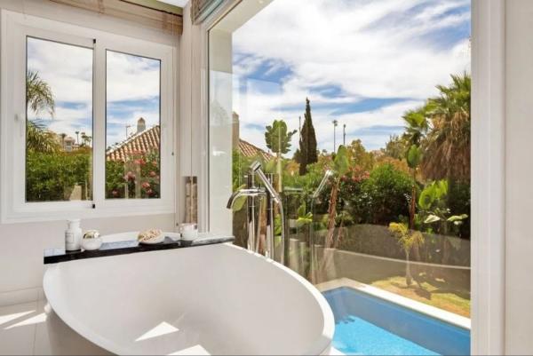 Chalet independiente en venta en Barrio Los Naranjos, Marbella thumbnail 2