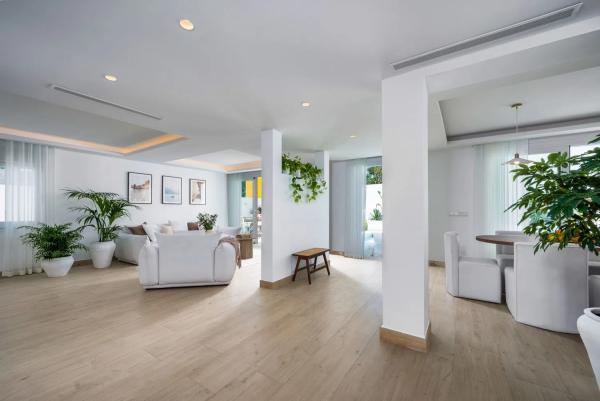 Chalet independiente en venta en Barrio Las Brisas, Marbella thumbnail 1