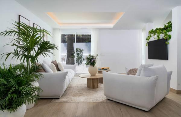 Chalet independiente en venta en Barrio Las Brisas, Marbella thumbnail 2