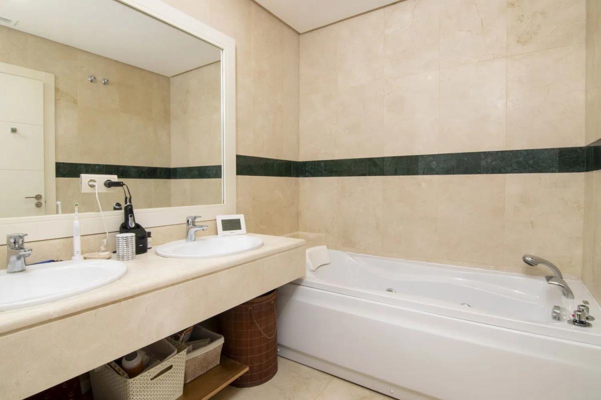 Sale of apartment in Barrio Los Naranjos, Marbella
 photo 3