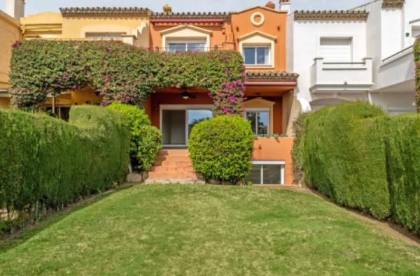 Wolnostojąca willa na sprzedaż w Barrio La Dama de Noche-La Alzambra, Marbella photo 1
