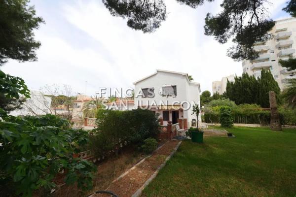 Detached villa for sale in Playa Muchavista, El Campello thumbnail 1