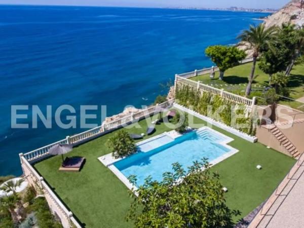 Chalet independiente en venta en Pueblo Acantilado - Lanuza, El Campello photo 1