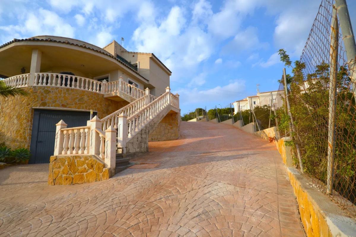 Venta de chalet independiente en Calle Confrides, El Campello
photo 2