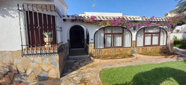 Chalet independiente en venta en  Centro Urbano, Denia photo 1