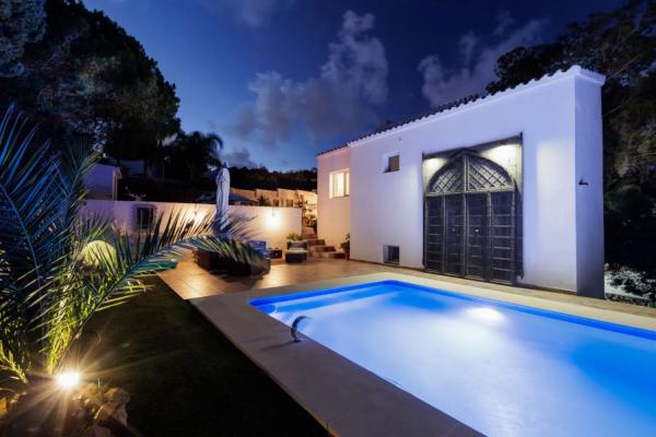 Chalet independiente en venta en  Calle de la Violeta, Denia photo 1