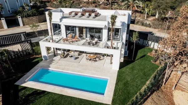 Chalet independiente en venta en Calle Azahar, Estepona photo 1