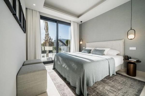 Chalet independiente en venta en Calle Azahar, Estepona thumbnail 2