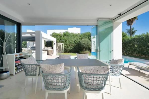 Chalet independiente en venta en Calle del Priorato, Estepona thumbnail 1
