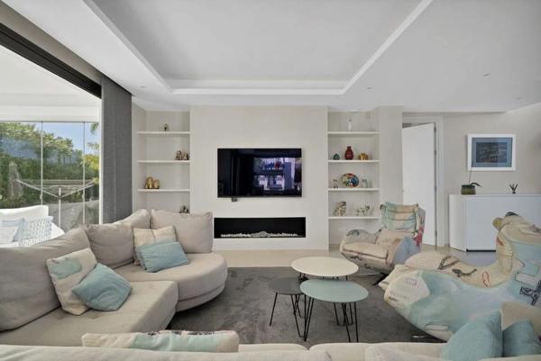 Chalet independiente en venta en Calle del Priorato, Estepona thumbnail 2