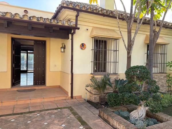 Chalet independiente en venta en Calle Azahar, Estepona photo 1