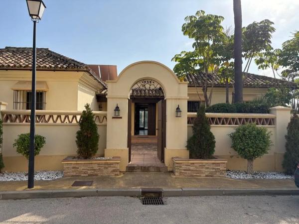 Chalet independiente en venta en Calle Azahar, Estepona thumbnail 1