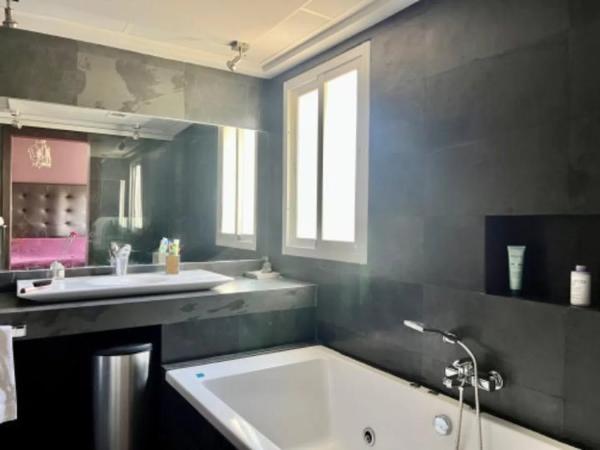 Chalet independiente en venta en Calle Nueva Atalaya, Estepona thumbnail 1