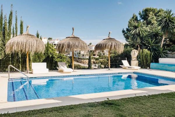 Chalet independiente en venta en Resinera Voladilla, Estepona photo 1