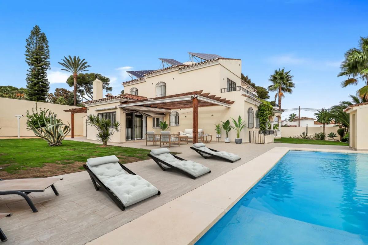 Sale of independent chalet in Calle de la Luz, Estepona
photo 1