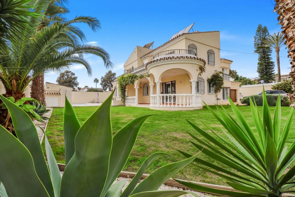 Sale of independent chalet in Calle de la Luz, Estepona
photo 2