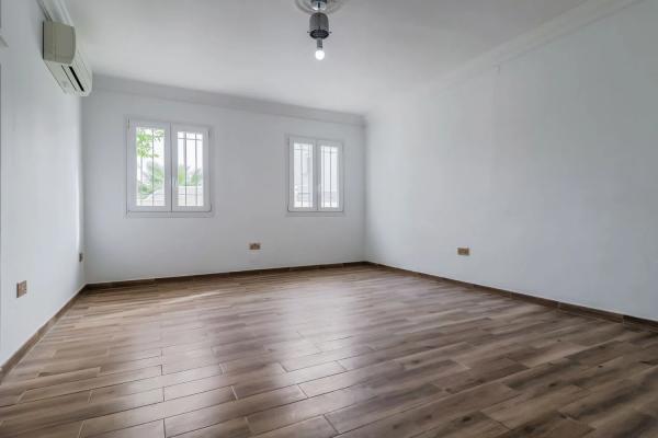 Detached villa for sale in Calle de la Luz, Estepona thumbnail 2
